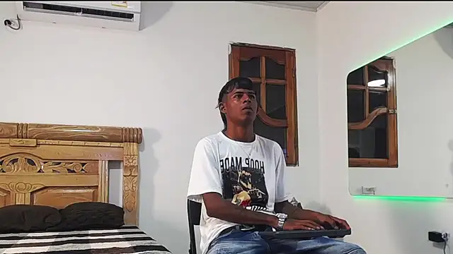 Snapshot of black_boy22_ chatting on November 26, 2:01 am black boy22 online show from November 26, 2:01 am