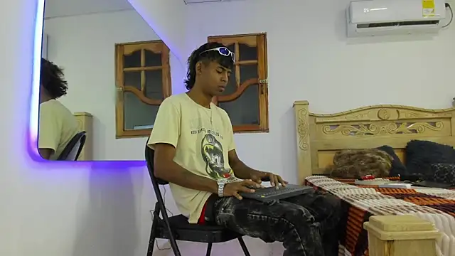 Snapshot of black_boy22_ chatting on December 3, 2:52 am black boy22 online show from December 3, 2:52 am