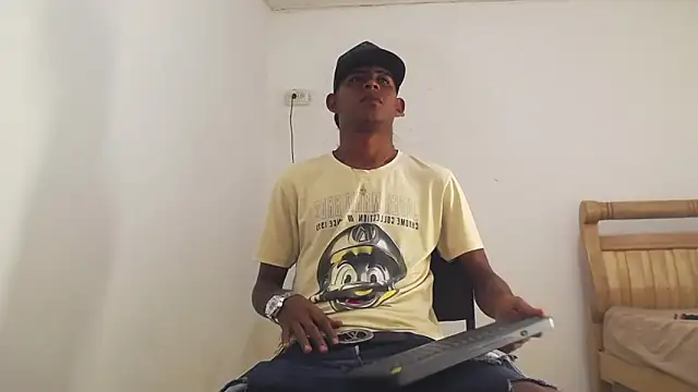 Snapshot of black_boy22_ chatting on December 14, 2:28 am black boy22 online show from December 14, 2:28 am