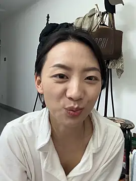 Jinmi125216 online show from April 8, 3:45 pm