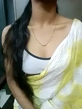 Snapshot of Roja__ chatting on December 4, 9:18 am Roja online show from December 4, 9:18 am