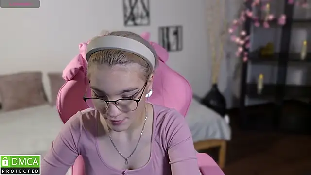 Megan Lora online show from November 25, 7:30 am