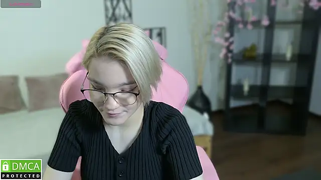 Megan Lora online show from December 1, 8:19 am