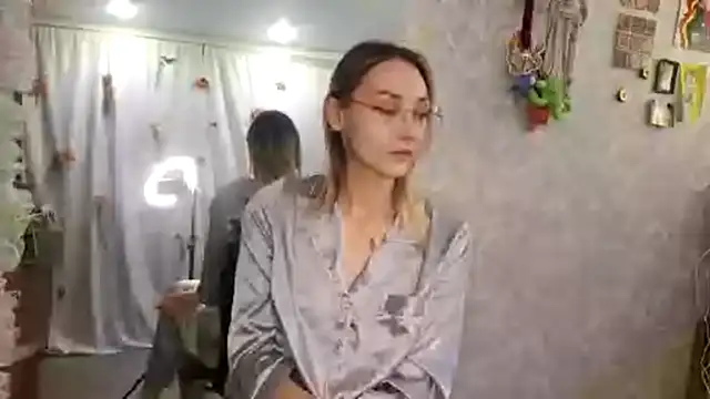 Snapshot of MistieSchorn chatting on November 20, 1:00 pm MistieSchorn online show from November 20, 1:00 pm