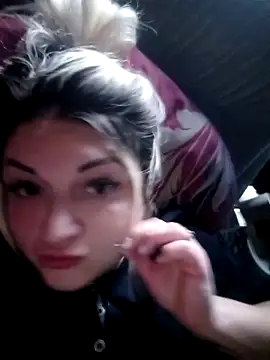 Snapshot of CharleyCream chatting on December 17, 11:05 am CharleyCream online show from December 17, 11:05 am