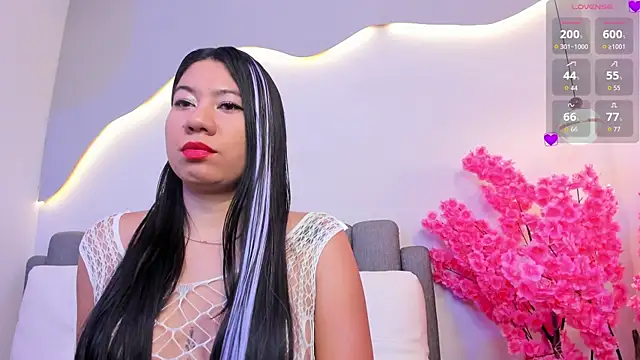 lunaa hart online show from April 6, 8:32 pm