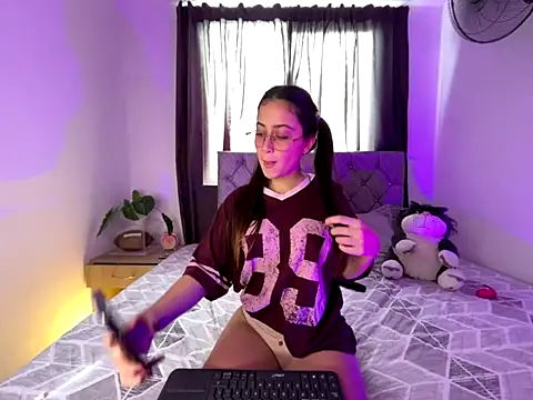 SophieeMoore online show from December 19, 6:59 pm