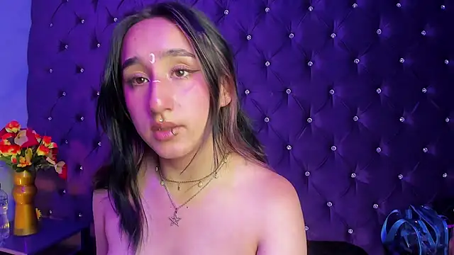 CharlotteStuart online show from April 8, 4:01 am