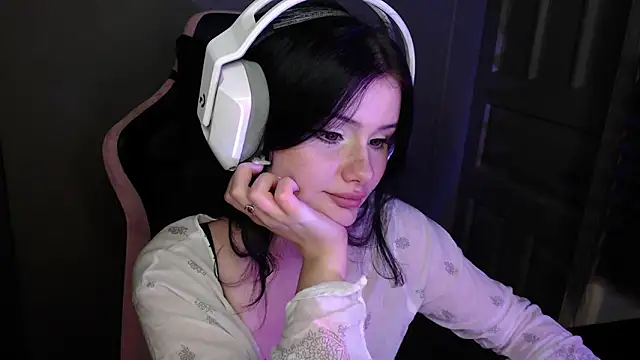 Snapshot of Moon_raven chatting on December 22, 10:18 pm Moon raven online show from December 22, 10:18 pm