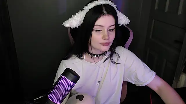 Snapshot of Moon_raven chatting on February 11, 11:21 pm Moon raven online show from February 11, 11:21 pm