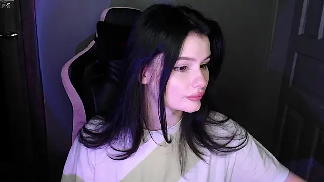 Snapshot of Moon_raven chatting on February 18, 11:33 pm Moon raven online show from February 18, 11:33 pm