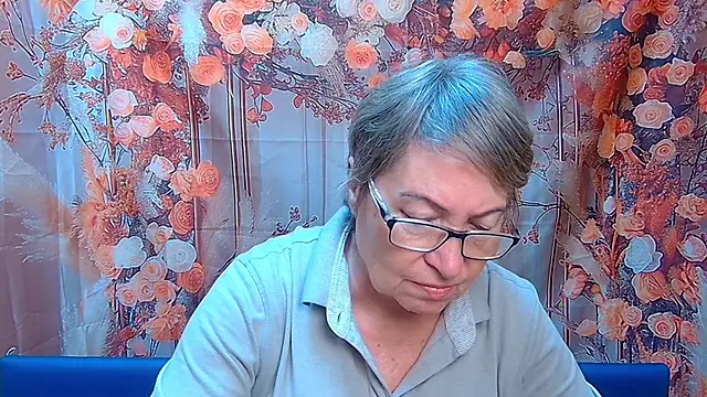 Snapshot of OlgaLuck chatting on December 1, 6:07 am OlgaLuck online show from December 1, 6:07 am