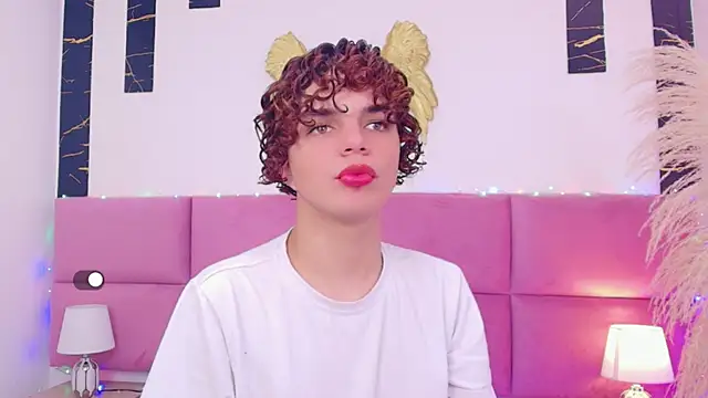 Snapshot of Skyee_angel chatting on December 14, 1:49 pm Skyee angel online show from December 14, 1:49 pm