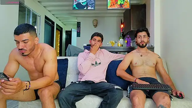 Snapshot of heteros_curious chatting on December 16, 12:37 am heteros curious online show from December 16, 12:37 am