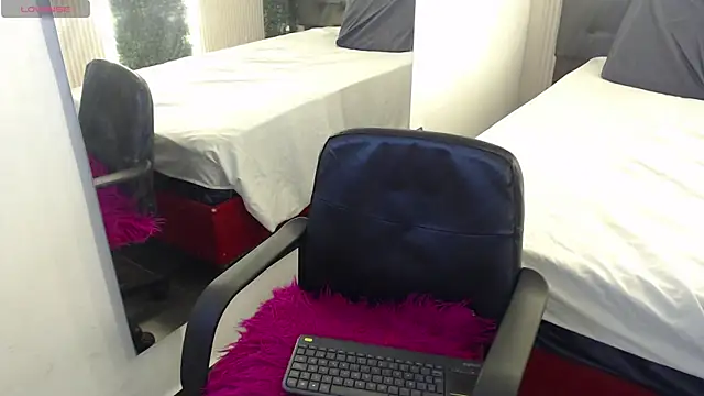 Snapshot of mia_violet8 chatting on December 14, 1:55 am mia violet8 online show from December 14, 1:55 am