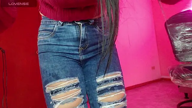 Snapshot of lia_rose_6 chatting on December 15, 2:10 pm lia rose 6 online show from December 15, 2:10 pm