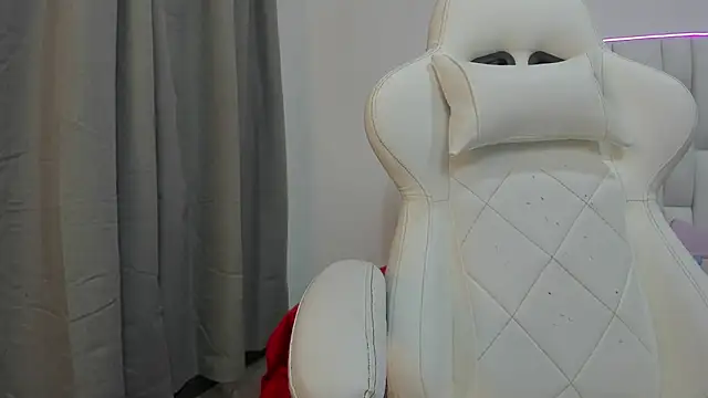 mask red girl online show from March 4, 12:55 pm