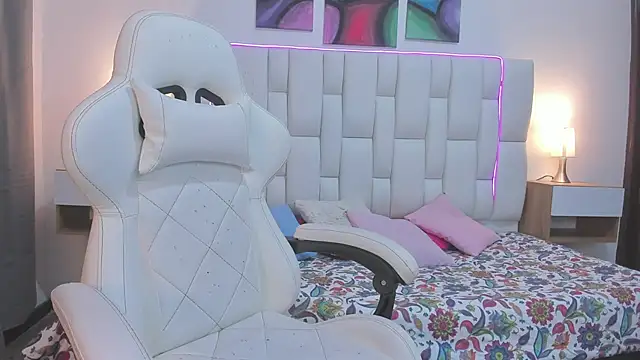 mask red girl online show from March 18, 1:25 pm