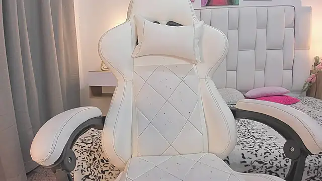 mask red girl online show from April 25, 1:25 pm