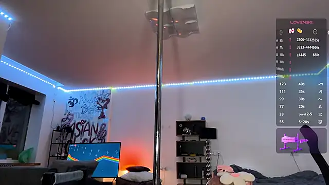 EIeniVanwart online show from April 19, 5:23 pm