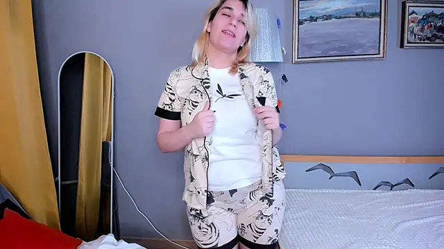 Snapshot of TideLunar chatting on December 5, 6:22 am TideLunar online show from December 5, 6:22 am