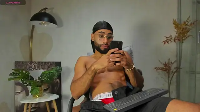 Snapshot of Luca_Fuego chatting on December 15, 5:34 am Luca Fuego online show from December 15, 5:34 am