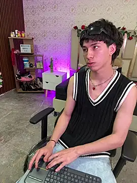 kaelwolf tay online show from April 6, 7:37 pm