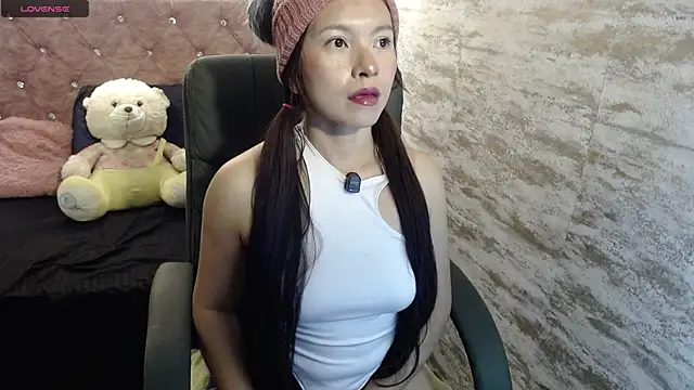 Snapshot of Cloe16_ chatting on December 3, 3:03 am Cloe16 online show from December 3, 3:03 am