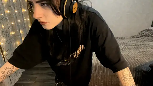 Snapshot of Meowluly chatting on December 17, 8:48 pm Meowluly online show from December 17, 8:48 pm