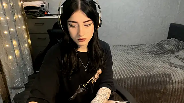 Snapshot of Meowluly chatting on December 18, 9:54 pm Meowluly online show from December 18, 9:54 pm