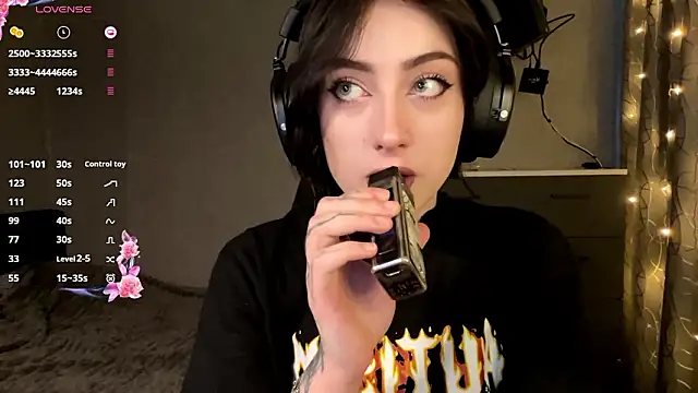 Snapshot of Meowluly chatting on February 4, 9:42 pm Meowluly online show from February 4, 9:42 pm