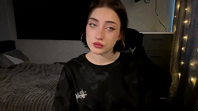 Snapshot of Meowluly chatting on February 9, 12:47 am Meowluly online show from February 9, 12:47 am