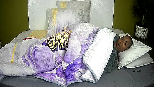 Snapshot of SexyCurves9 chatting on June 11, 12:43 am SexyCurves9 online show from June 11, 12:43 am