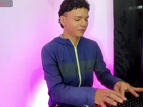 Snapshot of secret_justin7 chatting on November 29, 12:19 pm secret justin7 online show from November 29, 12:19 pm