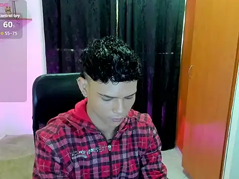 Snapshot of secret_justin7 chatting on December 14, 12:32 pm secret justin7 online show from December 14, 12:32 pm