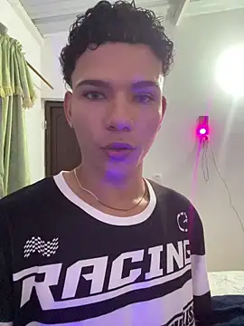 Snapshot of secret_justin7 chatting on December 17, 3:01 am secret justin7 online show from December 17, 3:01 am