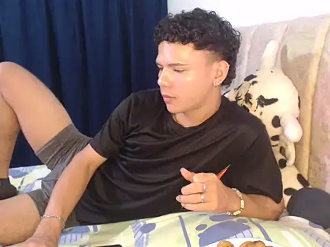 Snapshot of secret_justin7 chatting on December 20, 3:24 am secret justin7 online show from December 20, 3:24 am