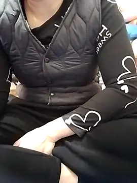 Snapshot of HanniZii chatting on December 15, 1:54 am HanniZii online show from December 15, 1:54 am