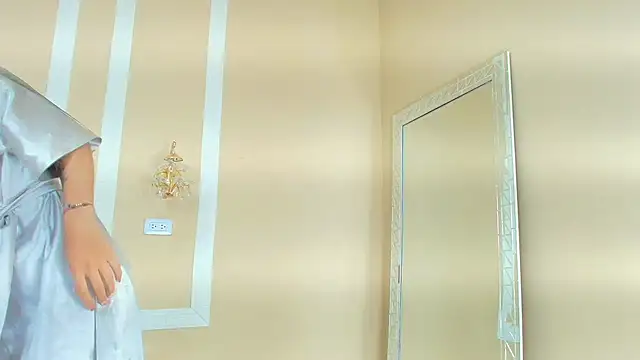 HallieStone online show from January 8, 1:35 pm