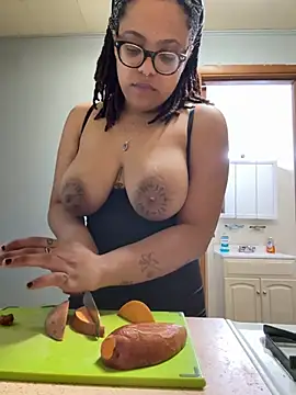 hazeleyedemonx13 online show from April 21, 2:51 am