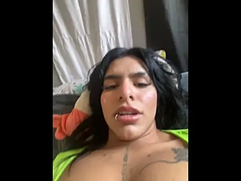 Snapshot of SaraAndrade_ chatting on December 13, 7:53 pm SaraAndrade online show from December 13, 7:53 pm