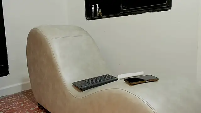 Snapshot of HoneyLovers_OS chatting on December 2, 1:28 pm HoneyLovers OS online show from December 2, 1:28 pm