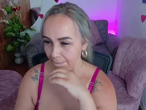 Snapshot of Aunty_milf chatting on February 5, 8:02 pm Aunty milf online show from February 5, 8:02 pm