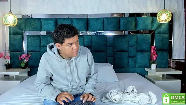  bonnyandclyde online show from April 19, 1:43 pm