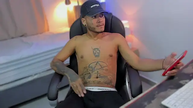 Snapshot of master_evil07 chatting on November 26, 7:31 am master evil07 online show from November 26, 7:31 am