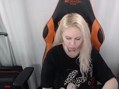 Snapshot of MissButterfly69 chatting on November 29, 11:35 am MissButterfly69 online show from November 29, 11:35 am