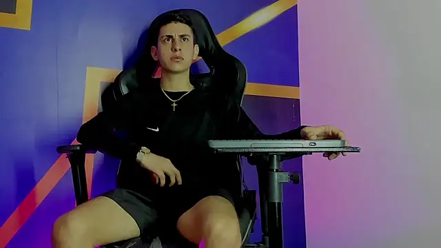 Snapshot of twink_scott_ chatting on December 3, 4:31 am twink scott online show from December 3, 4:31 am