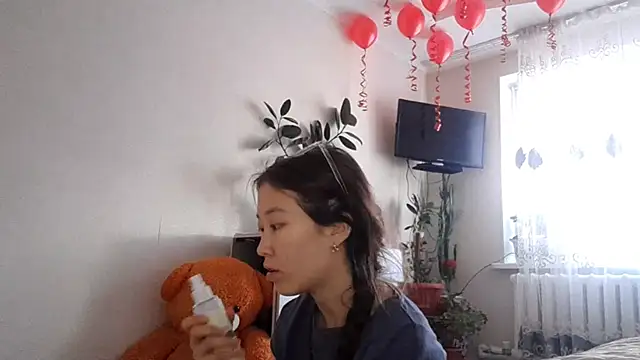 Snapshot of MollyTiger chatting on November 27, 8:49 am MollyTiger online show from November 27, 8:49 am