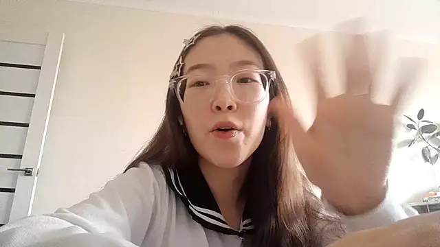 Snapshot of MollyTiger chatting on December 2, 5:35 am MollyTiger online show from December 2, 5:35 am