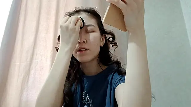 Snapshot of MollyTiger chatting on December 18, 5:24 am MollyTiger online show from December 18, 5:24 am